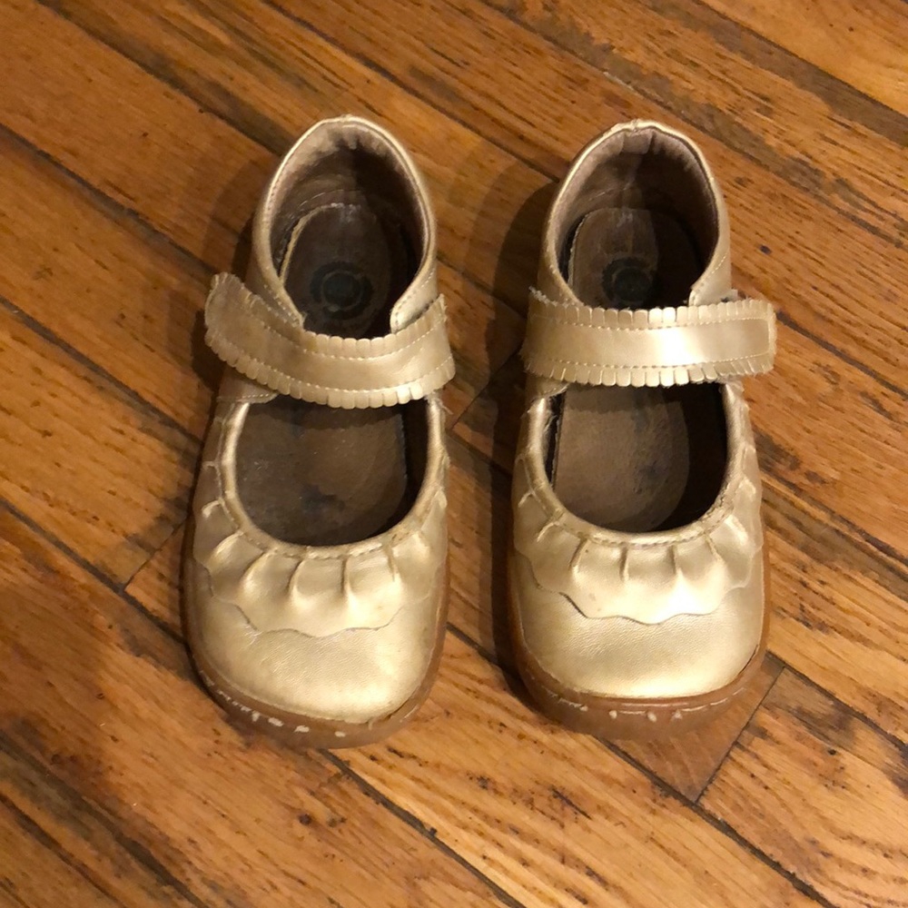 Livie and Luca little girls size 1 shoes gold
